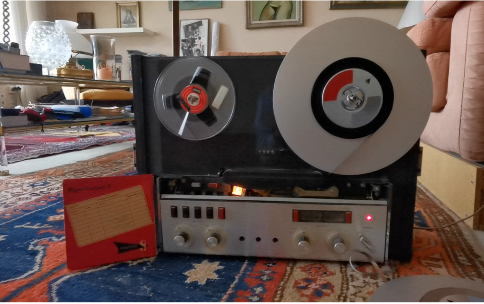 altes Tonbandgerät aus der Wohnung von Peter Thomas